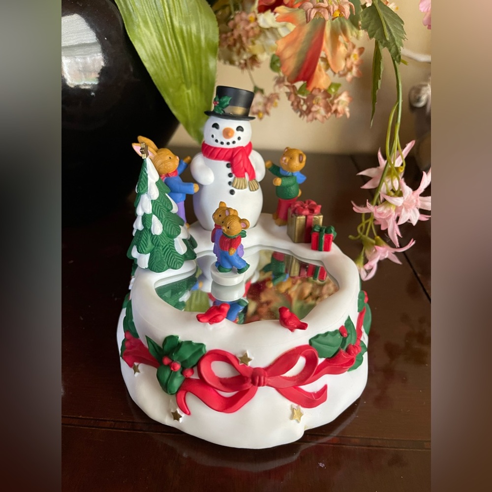 Avon Wind up Twirling Skaters Music Box
Have Yourself A Merry Vntg BOX Packing